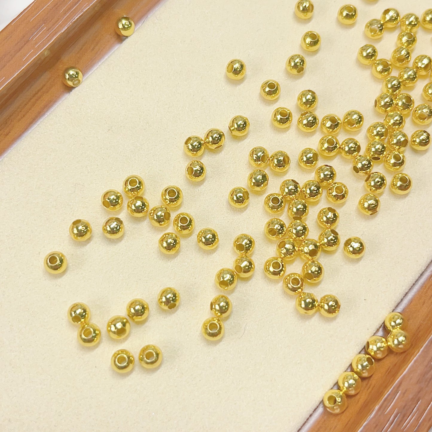 高品質シルバー&ゴールドメタルビーズ 4mm 銅製ビーズ(18kゴールド、シルバーメッキ加工)錆びにくい、色落ちにくい