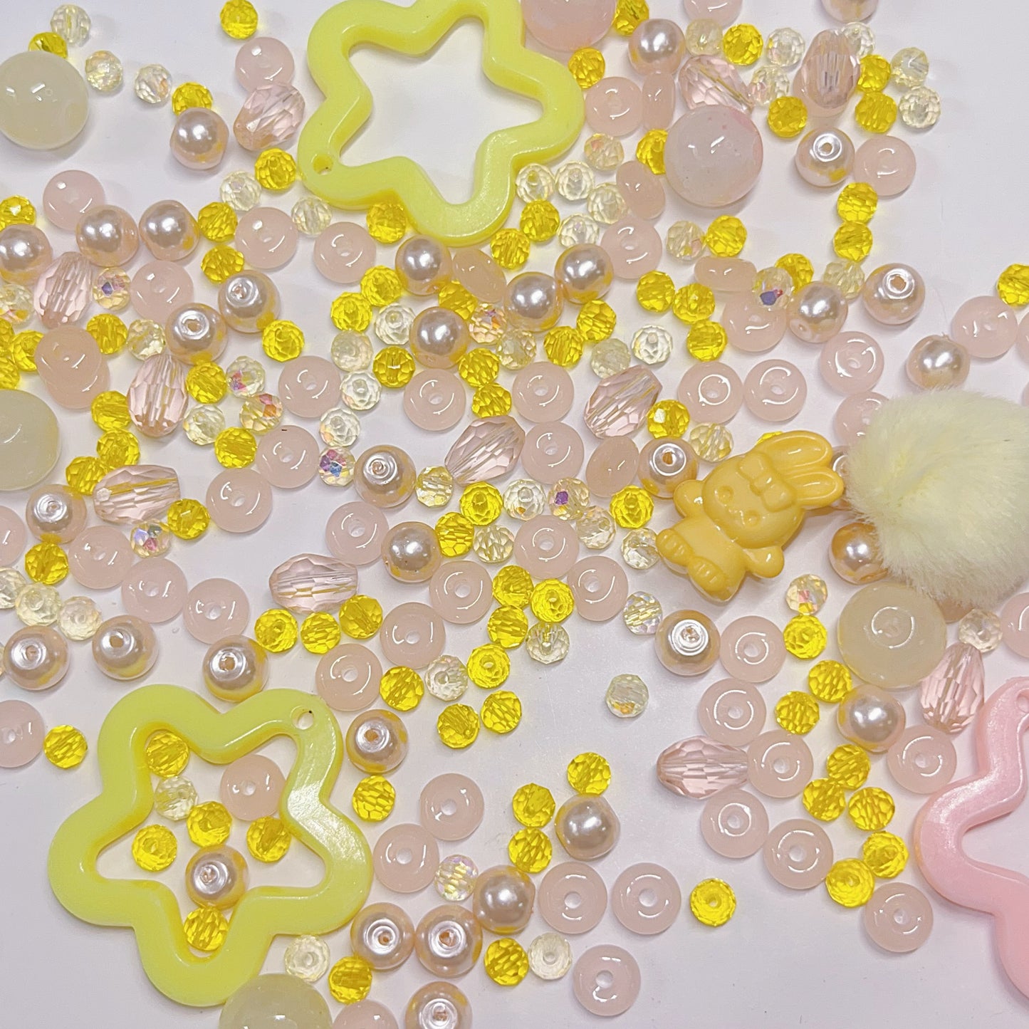 【BZ 146】幸せのぶーちゃんー高品質ガラスビーズ&アクリルビーズ&スターライトビーズ&レジンビーズ&ふわふわチャーム