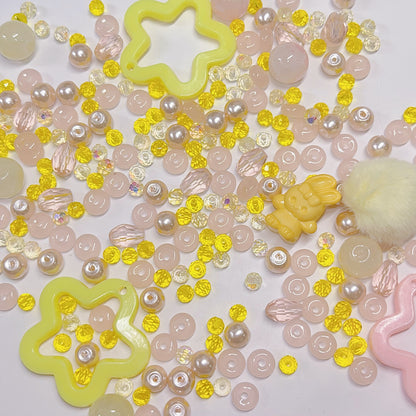 【BZ 146】幸せのぶーちゃんー高品質ガラスビーズ&アクリルビーズ&スターライトビーズ&レジンビーズ&ふわふわチャーム