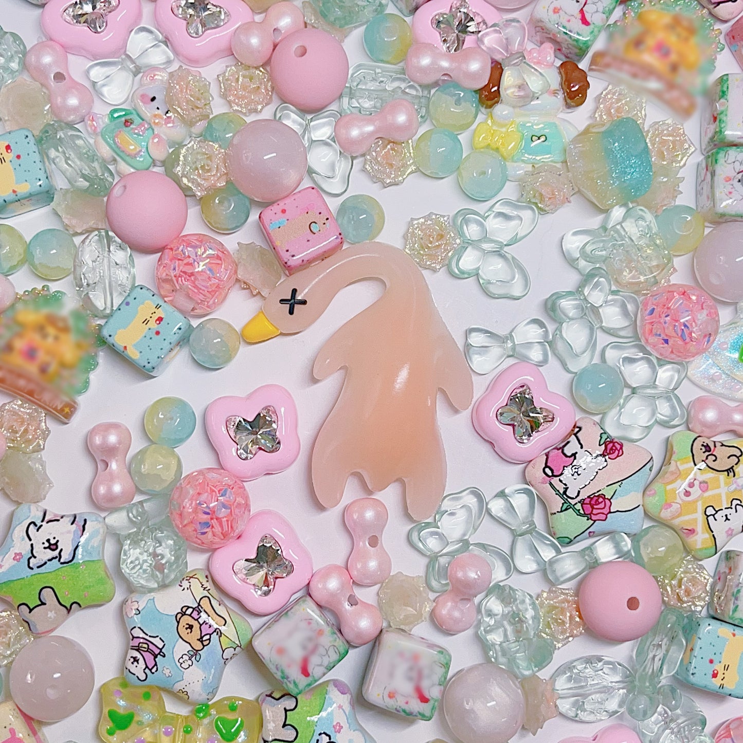 【BZ 355】ピクニックの一日ー高品質アクリルビーズ&イラストビーズ&キラキラストーンビーズ&カラーチェンジビーズ&柔らかい素材フラワー（夜光、カラーチェンジ）（プレゼント付き）