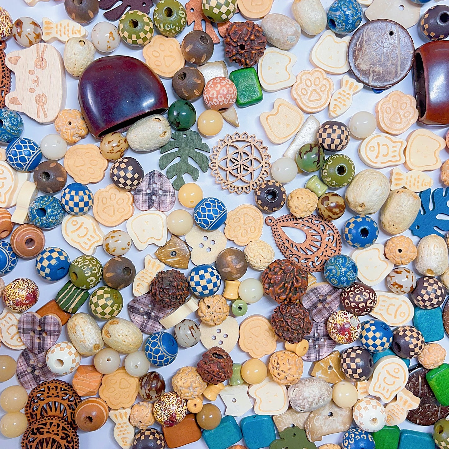 【BZ 689】木の魅力ー高品質木製ビーズ　菩提　木の実ビーズ　豊かなデザイン　落ち着いた色味