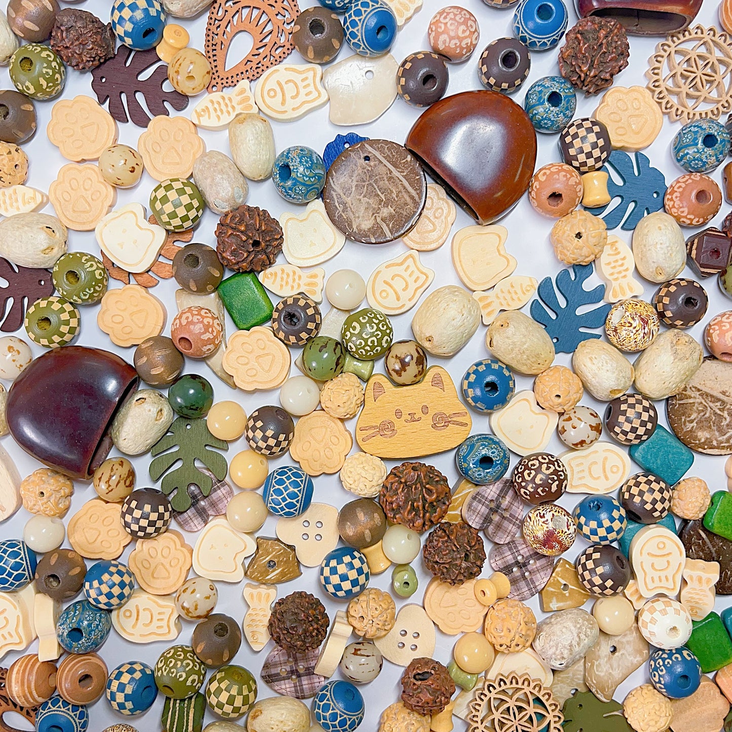 【BZ 689】木の魅力ー高品質木製ビーズ　菩提　木の実ビーズ　豊かなデザイン　落ち着いた色味