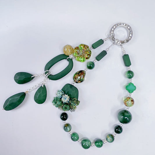 【BZ 825】エメラルドグリーンー高品質樹脂ビーズ　夜光レジンフラワー　アクリルビーズ