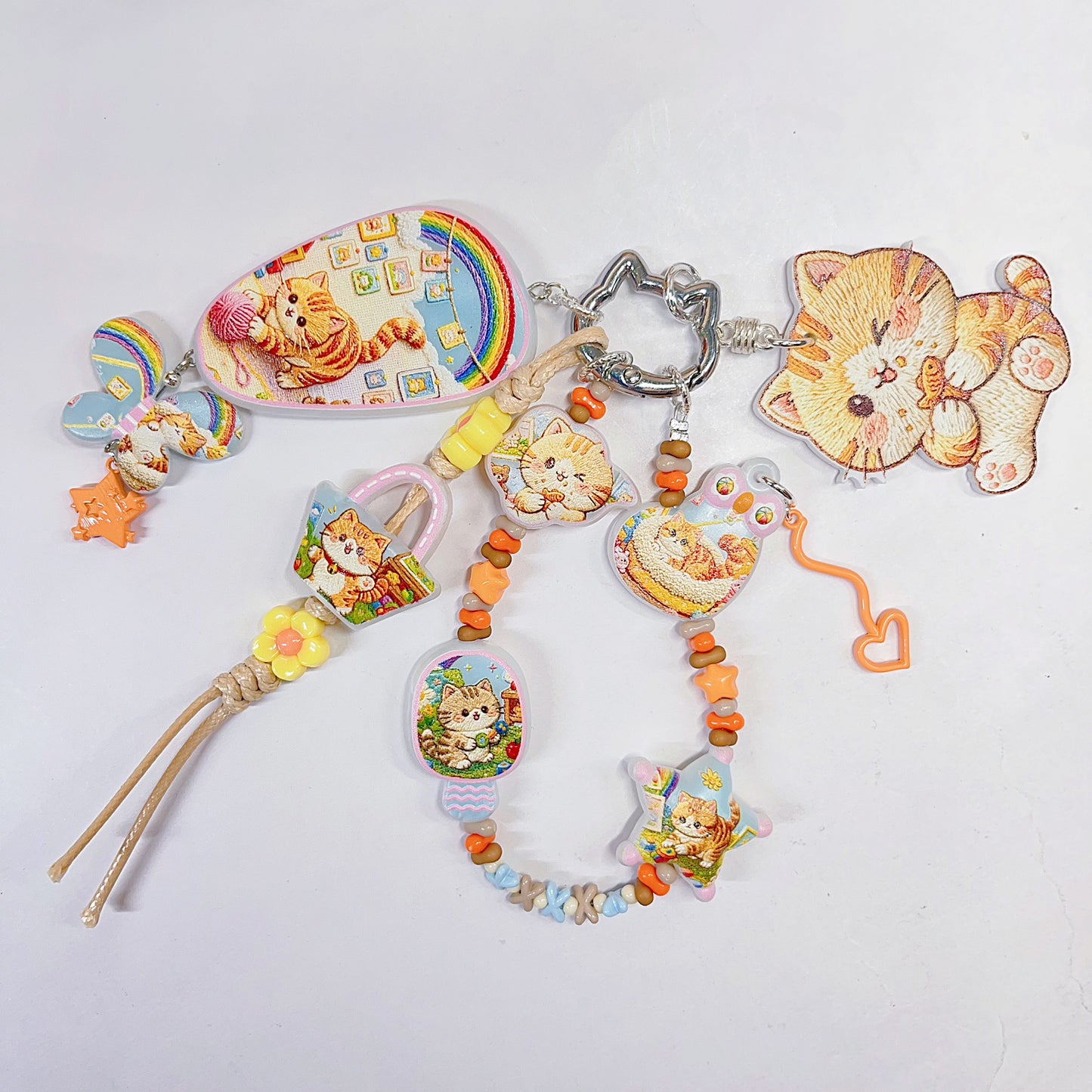 【特別奉仕品】遊びにゃんこー刺繍デザイン　レリーフ加工ビーズーNEW