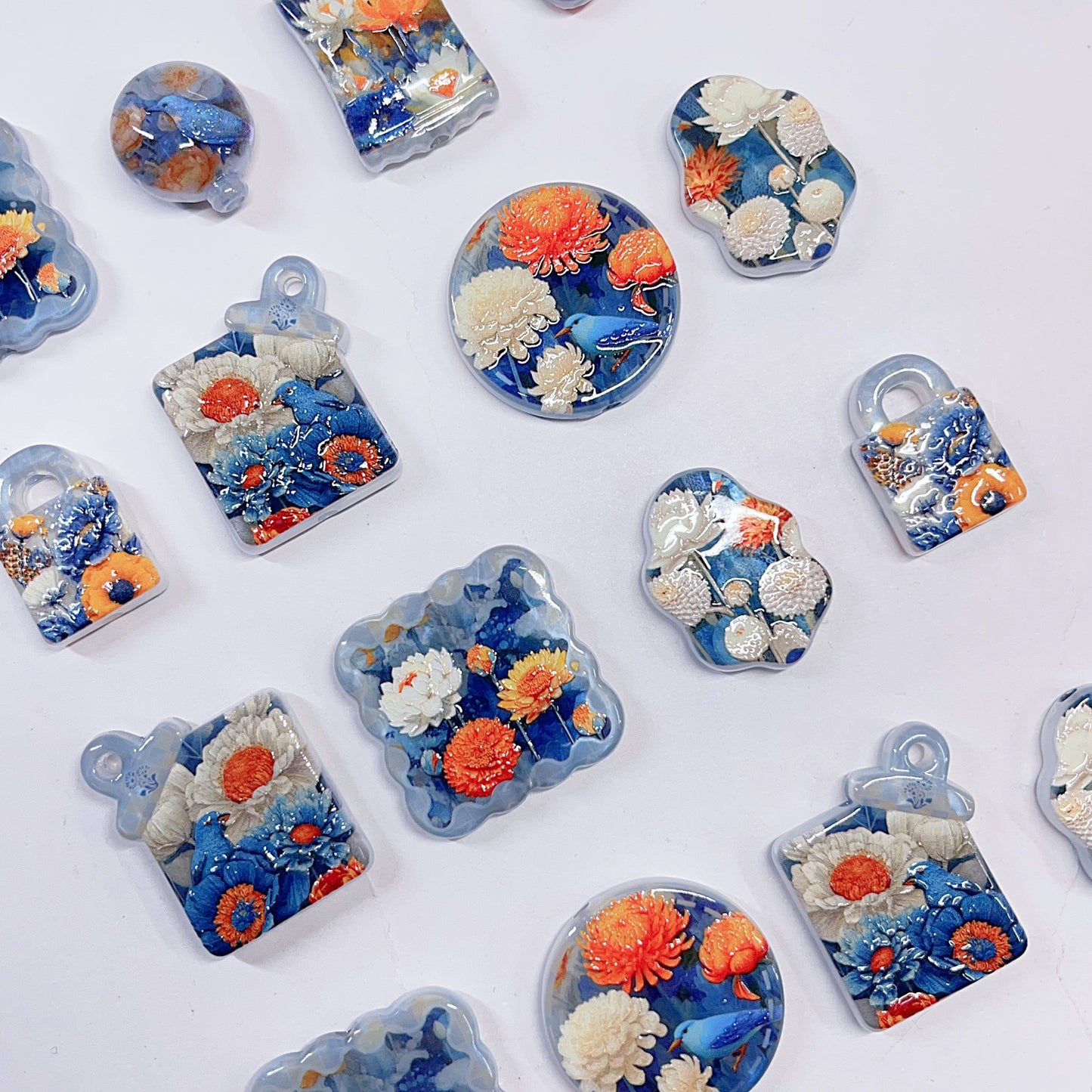 【特別奉仕品】青い鳥ーレリーフ加工ビーズ　夜光ーNEW