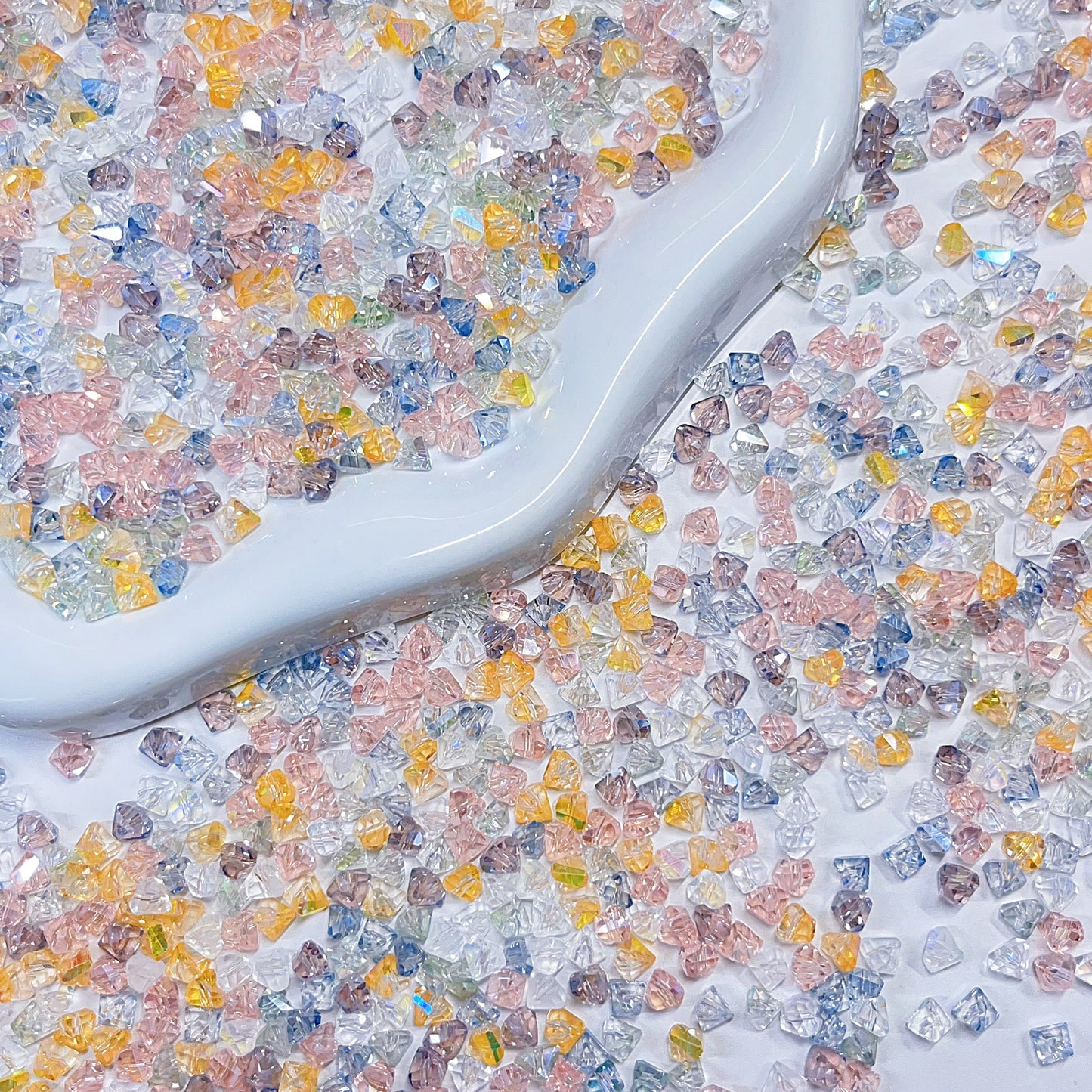 【BZ 1048】【サングラスシリーズ】キラキラ三角ちゃんー高品質稀土素材スターライトビーズ　高級感　おしゃれ　キラキラ多面カット　透明感　6mmーNEW