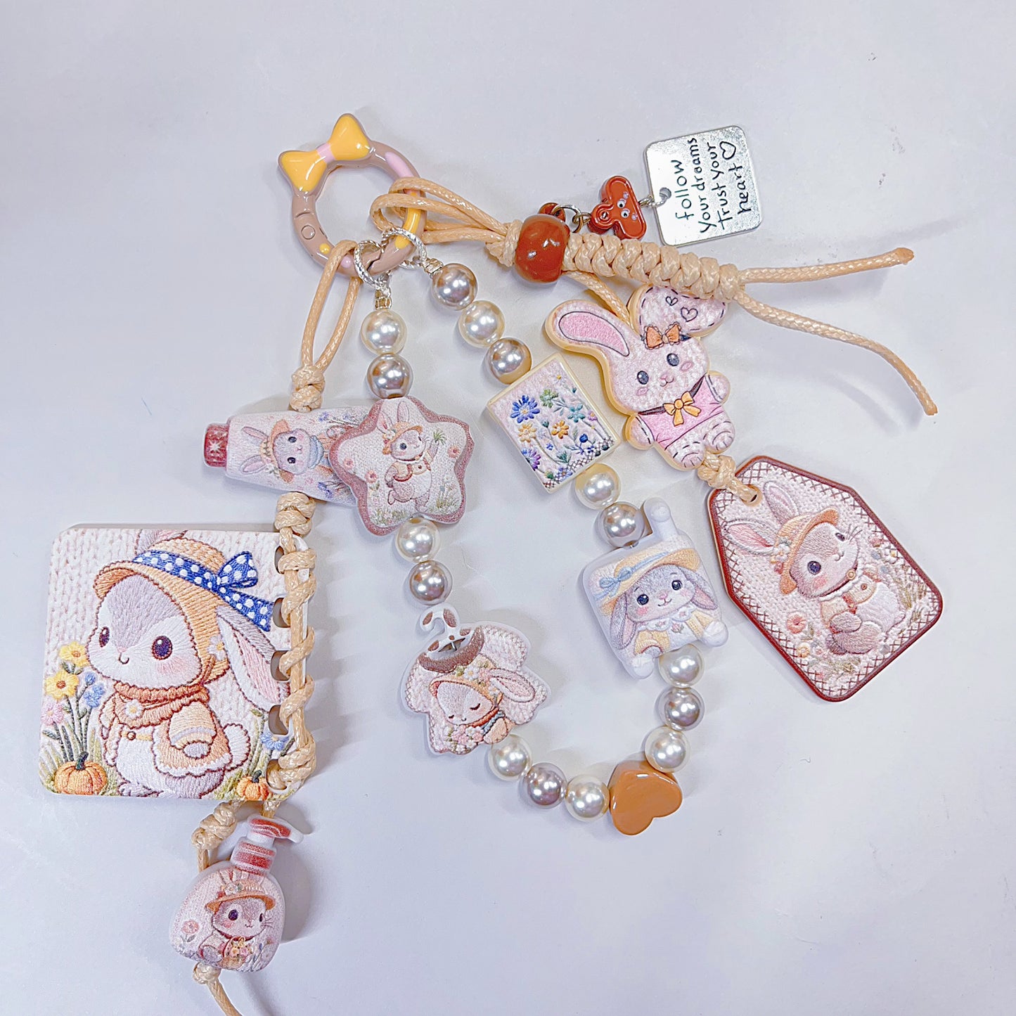 【特別奉仕品】うさぎちゃんー刺繍デザイン　レリーフ加工ビーズーNEW