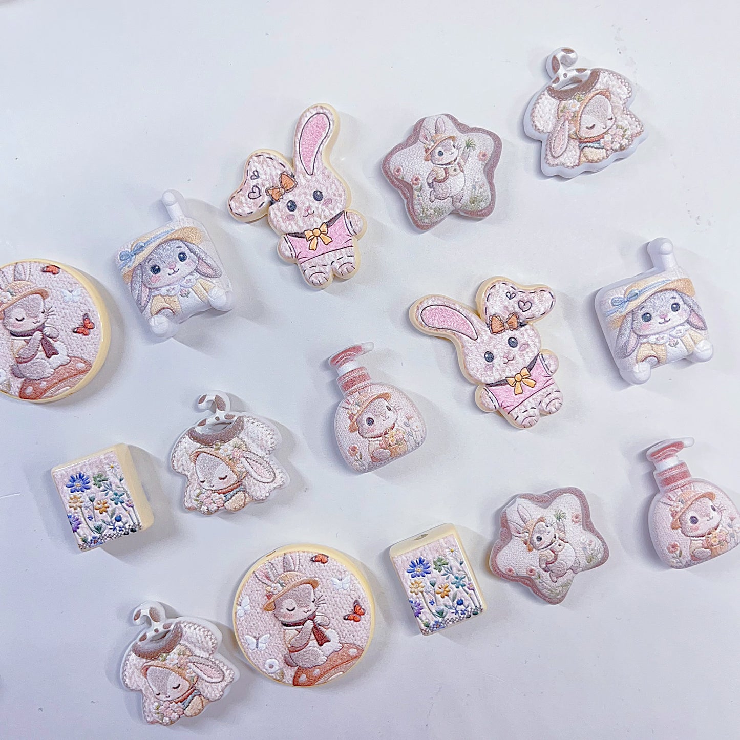 【特別奉仕品】うさぎちゃんー刺繍デザイン　レリーフ加工ビーズーNEW