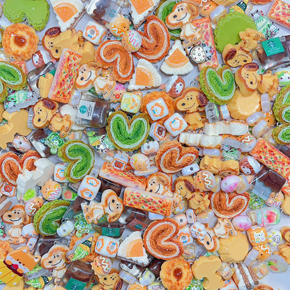 【BZ 1080】お菓子屋ー高品質レリーフ加工アクリルビーズ　ヒートン付パーツ　ミニプレート　豊かなデザインーNEW